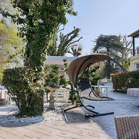 Logis - Hotel & Restaurant Le Gonfalon Germigny-l'Eveque المظهر الخارجي الصورة