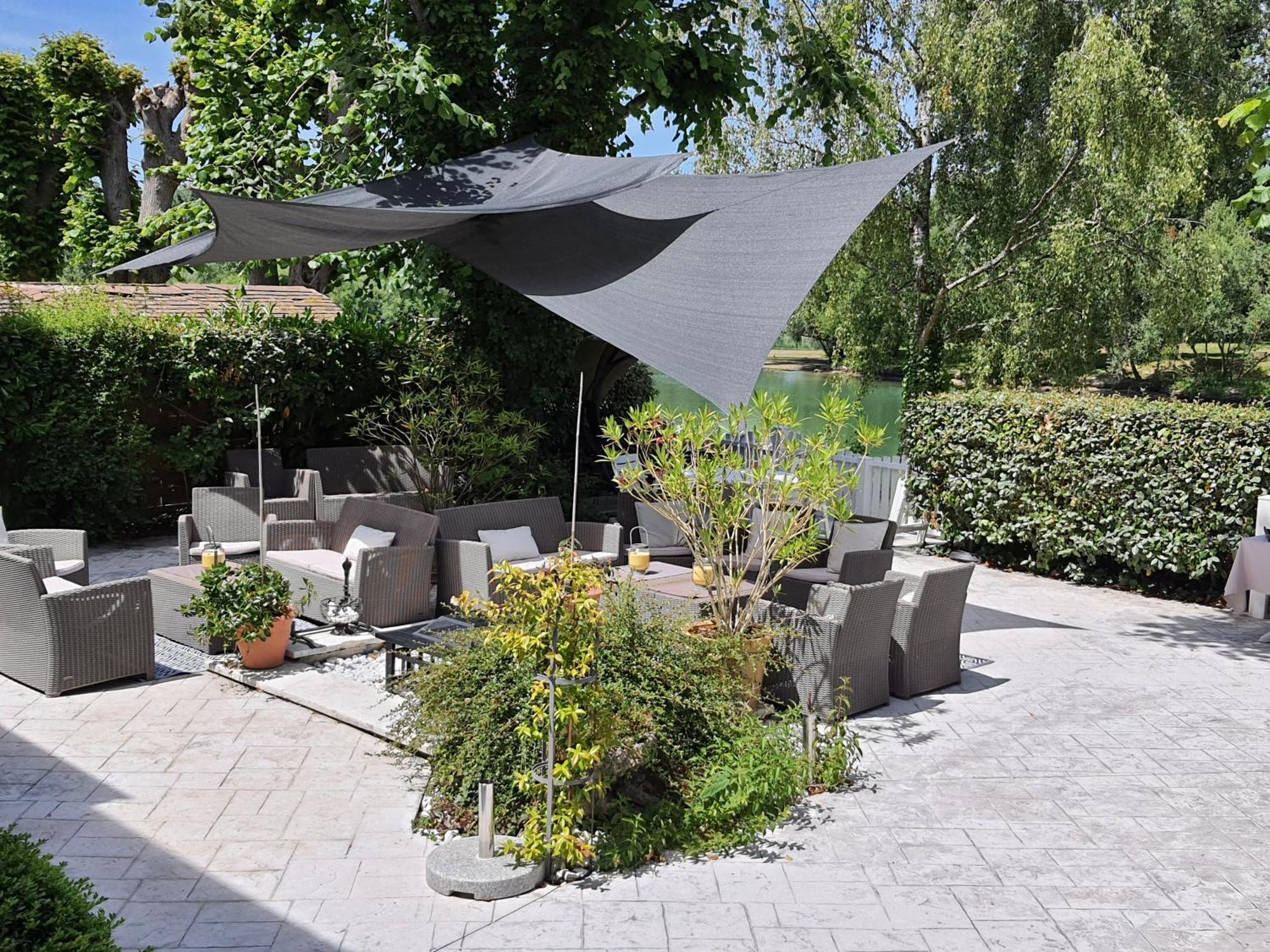 Logis - Hotel & Restaurant Le Gonfalon Germigny-l'Eveque المظهر الخارجي الصورة