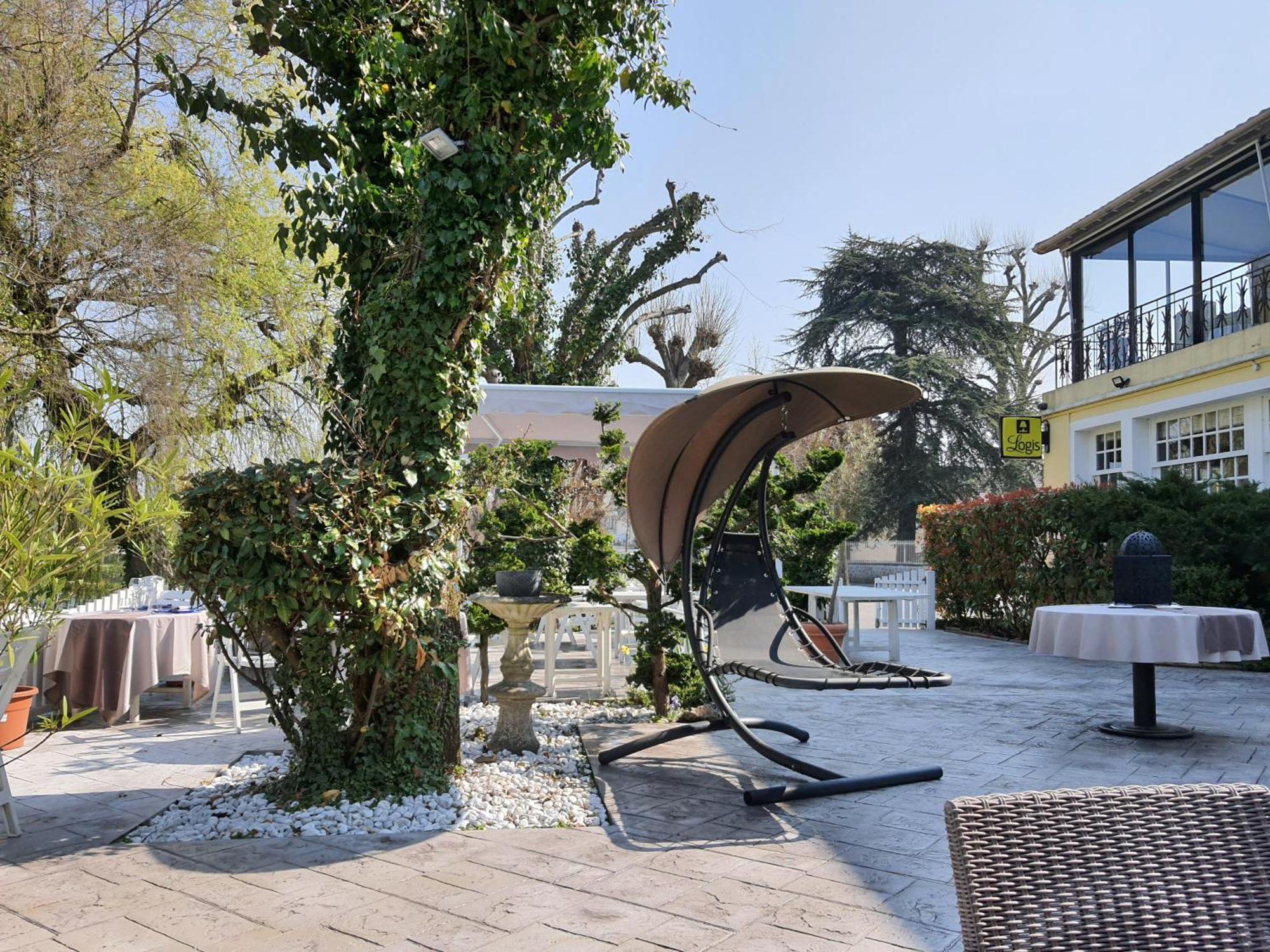 Logis - Hotel & Restaurant Le Gonfalon Germigny-l'Eveque المظهر الخارجي الصورة