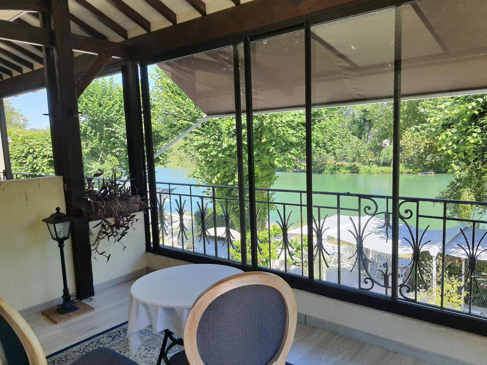 Logis - Hotel & Restaurant Le Gonfalon Germigny-l'Eveque المظهر الخارجي الصورة