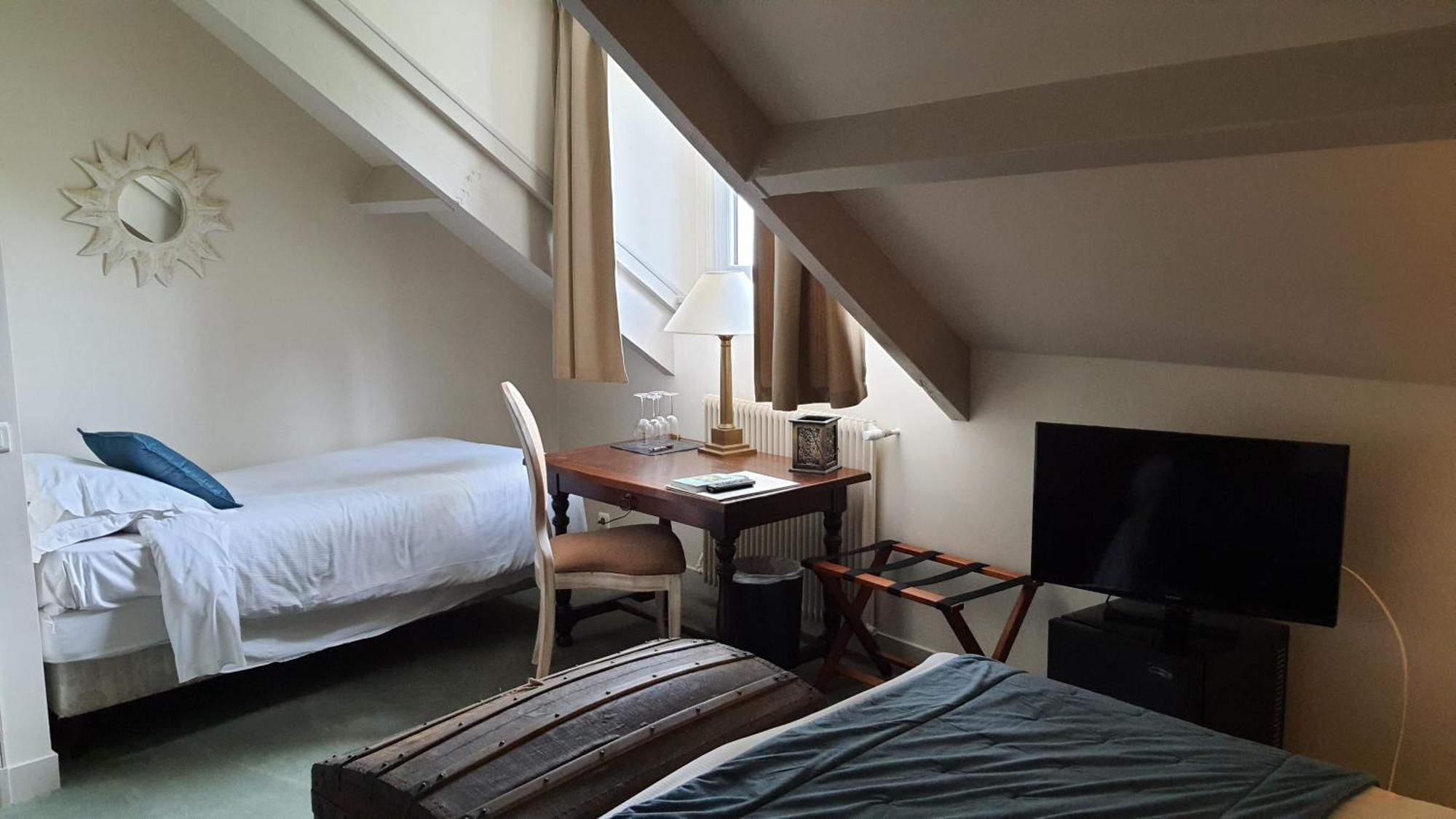 Logis - Hotel & Restaurant Le Gonfalon Germigny-l'Eveque المظهر الخارجي الصورة