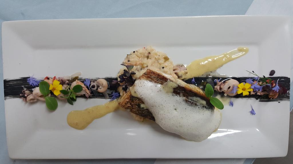 Logis - Hotel & Restaurant Le Gonfalon Germigny-l'Eveque المظهر الخارجي الصورة