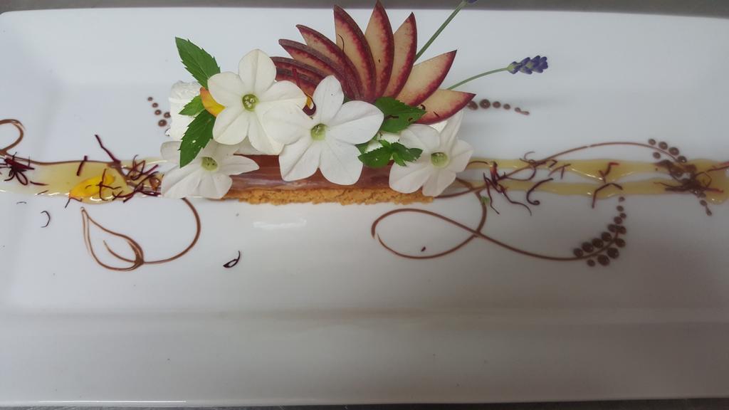Logis - Hotel & Restaurant Le Gonfalon Germigny-l'Eveque المظهر الخارجي الصورة