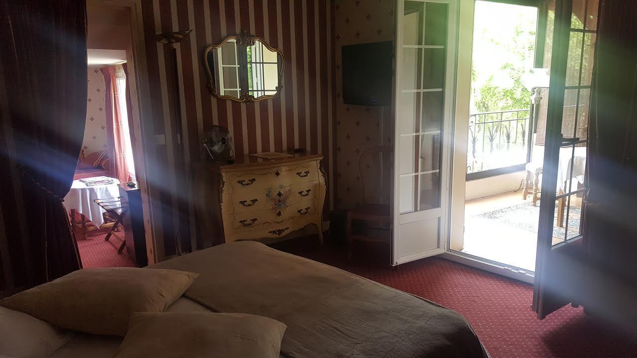 Logis - Hotel & Restaurant Le Gonfalon Germigny-l'Eveque الغرفة الصورة